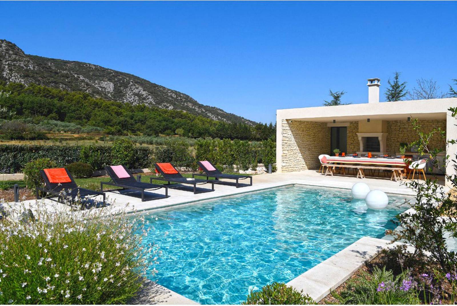rare maison contemporaine au pied du Luberon   