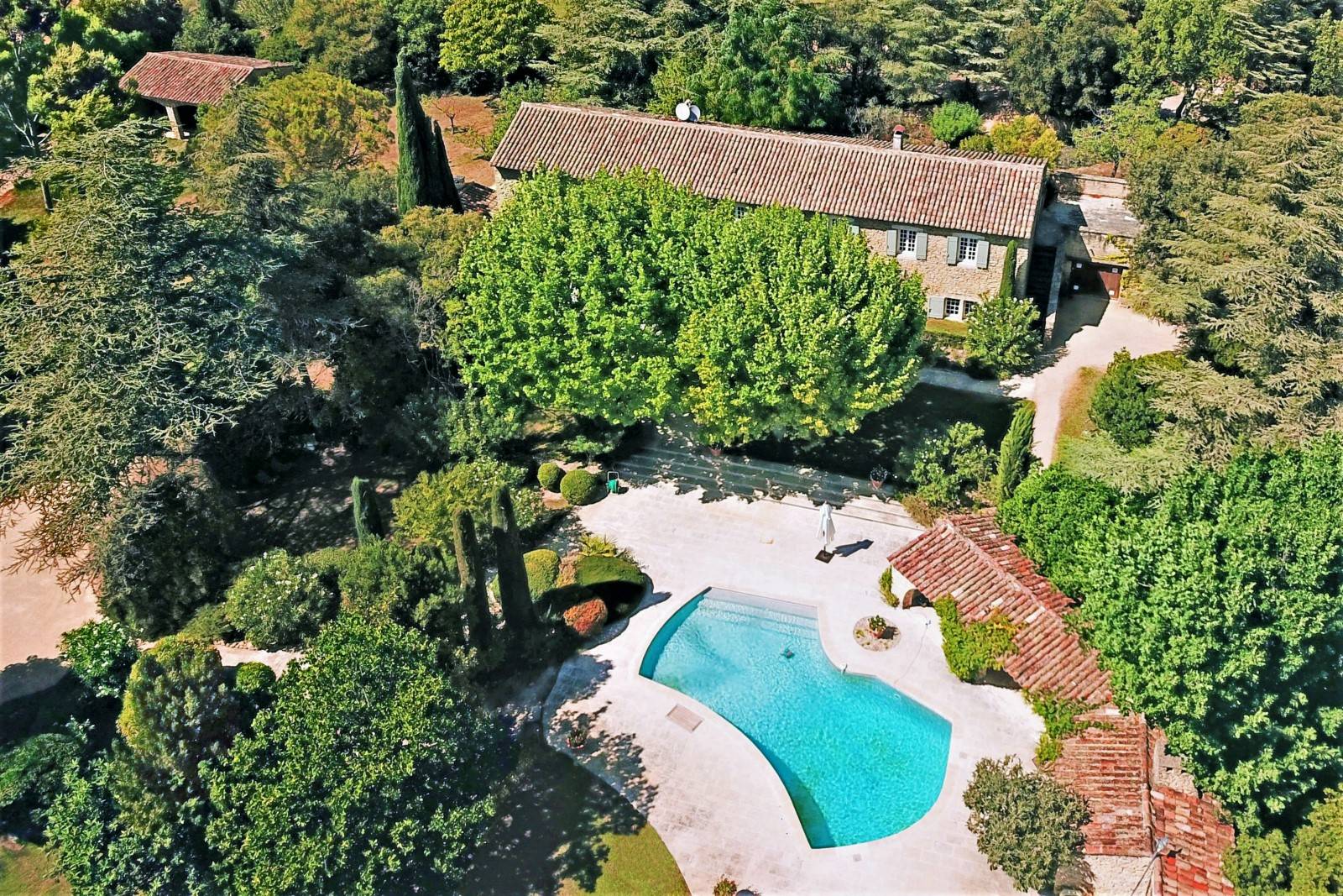 à Cabrières-d'Avignon, propriété comprenant 2 mas en pierres proche centre village    