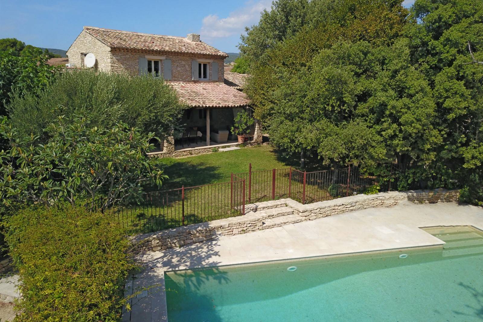 Propriété en pierres proche de Gordes
