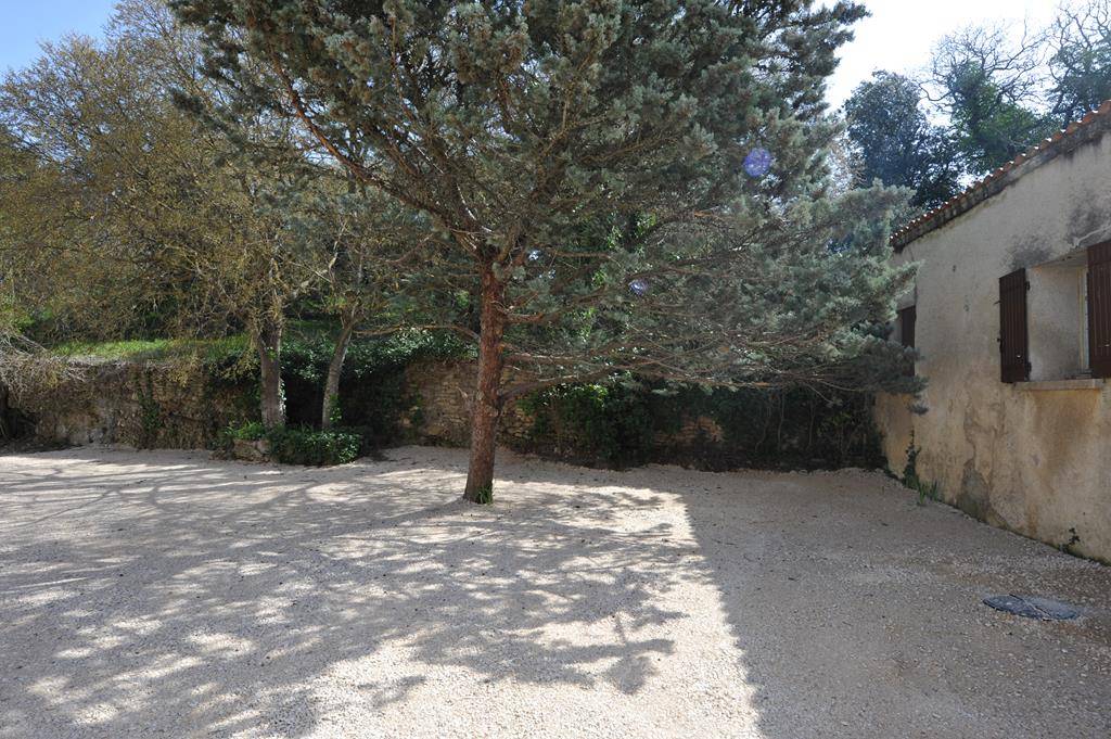 L'Isle-sur-la-Sorgue. Mas entièrement rénové proche ville   