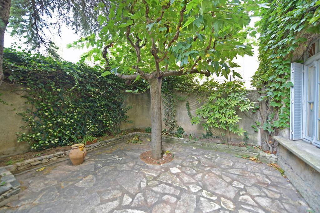A la vente, élégant hôtel particulier Renaissance à rénover avec jardin, annexes et appartements indépendants au centre de l'Isle-sur-la-Sorgue.