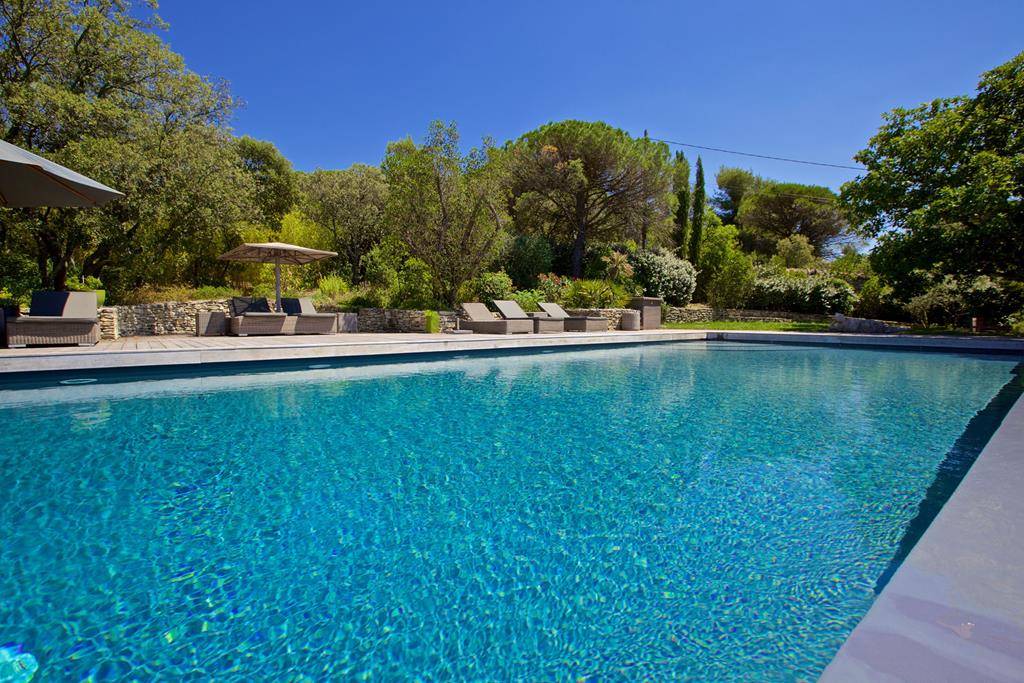 GORDES, SUPERBE PROPRIÉTÉ DE PRESQUE 2,5 HECTARES AU GRAND CALME   