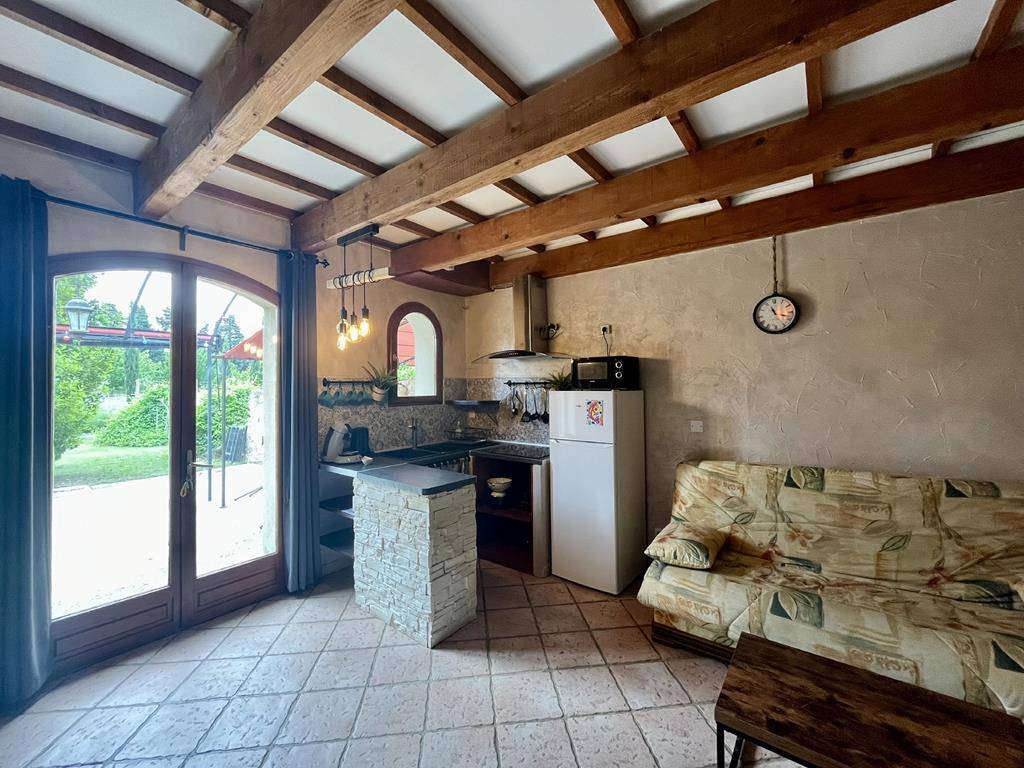 Propriété avec gîtes indépendants et piscine en bord de Sorgue   