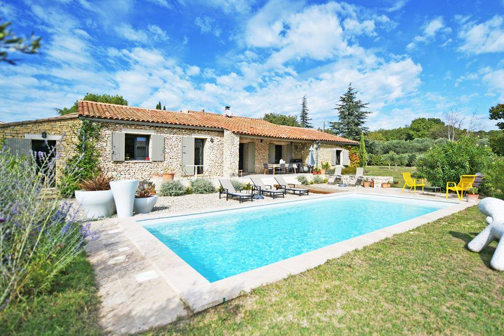 MAISON EN PIERRE AVEC PISCINE A GORDES   