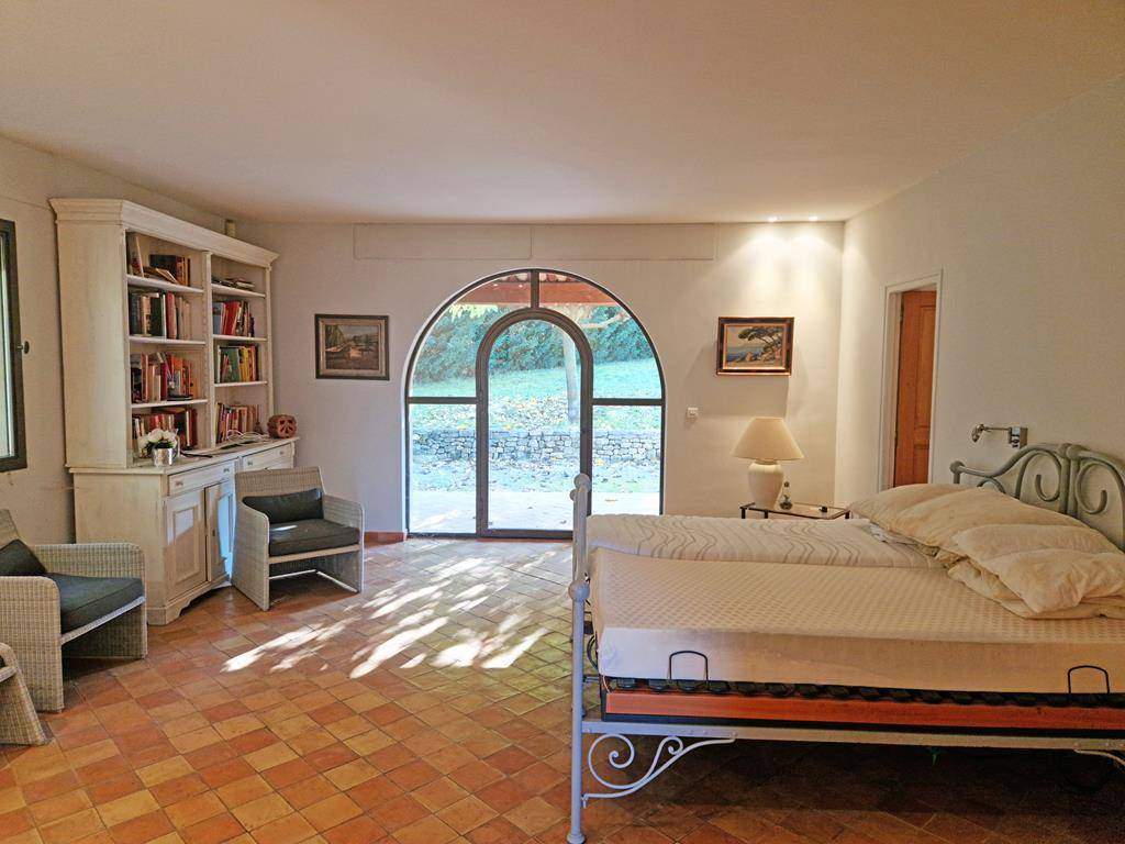 Maison contemporaine sur les hauteurs d'Apt avec terrain de plus d'un hectare, belle vue et volumes généreux.