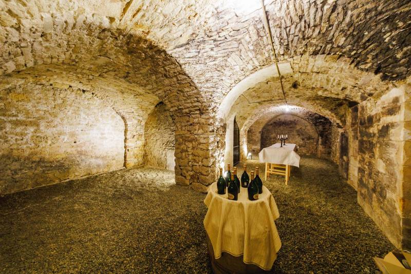Bastide de ville du XVIIe siècle au cœur du Luberon, ancien couvent réhabilité, organisée autour d’un vaste patio central, offrant plus de 1 600 m².