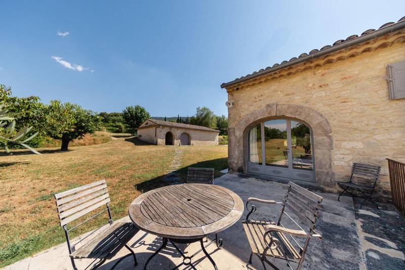 Vente dans le Luberon, élégante propriété en pierres avec vues sur Bonnieux et Lacoste, récemment restaurée et de nombreuses prestations.
