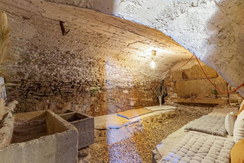 Maison de caractère de près de 320 m² avec cour intérieure, piscine et appartement indépendant de près de 135 m2 à Lagnes.
