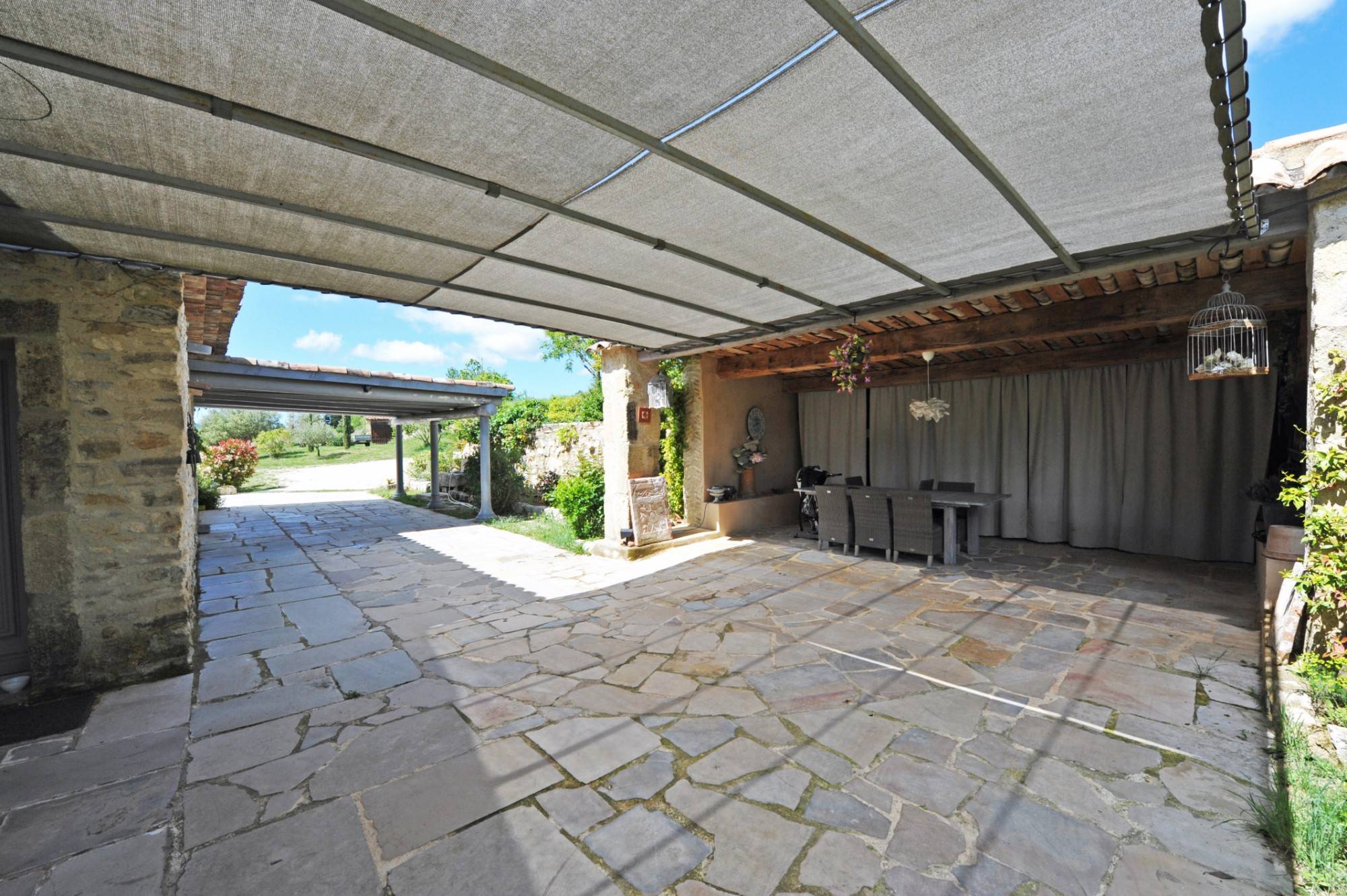 Luberon, propriété de famille avec dépendances et piscine   