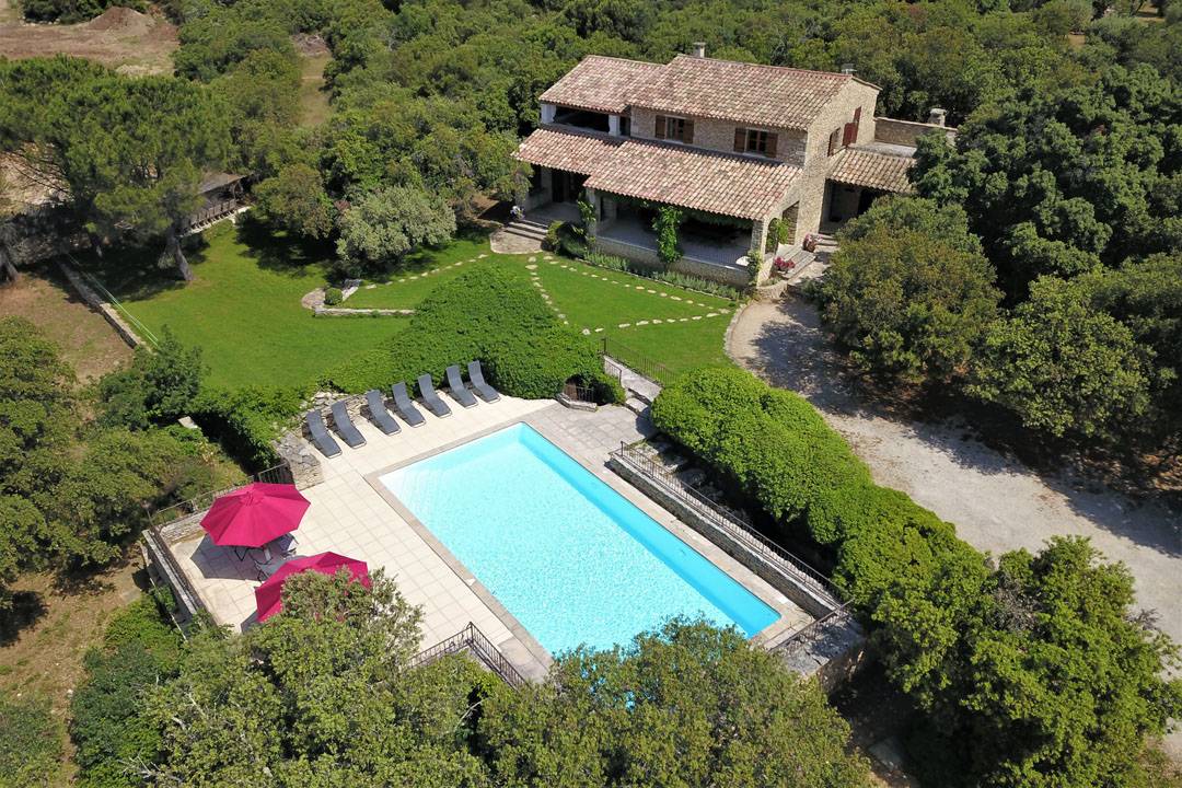 Gordes, maison 6 chambres avec dépendances sur superbe terrain clos   