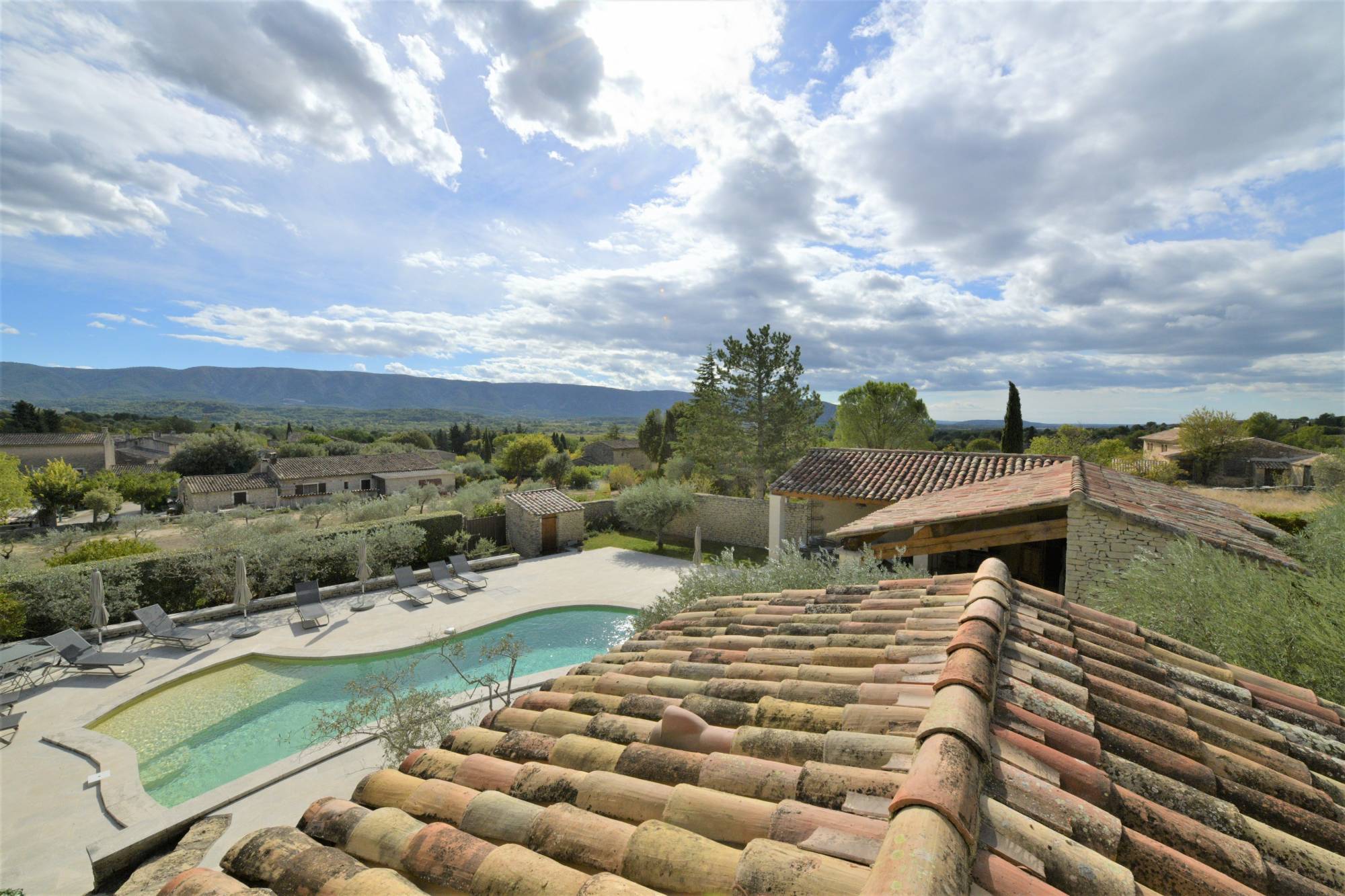 à Gordes, belle villa en pierres avec vues   