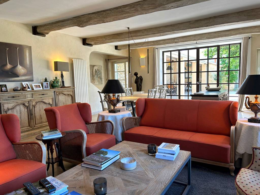 PROPRIETE EN POSITION DOMINANTE DE 290 m² AVEC JARDIN ET PISCINE    