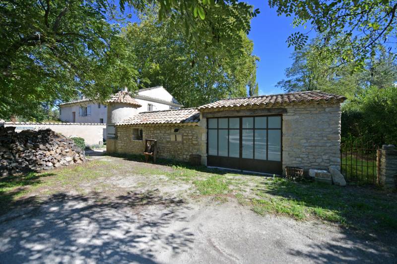 Élégant moulin du XVIe rénové en bastide provençale avec piscine, et parc arboré au cœur du Luberon.