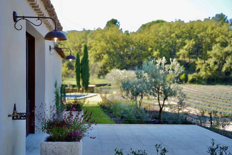 Proche d’Oppède, superbe bastide rénovée sur 1 hectare avec piscine, bénéficiant d'une magnifique vue sur le Luberon.