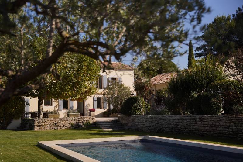 Proche d’Oppède, superbe bastide rénovée sur 1 hectare avec piscine, bénéficiant d'une magnifique vue sur le Luberon.