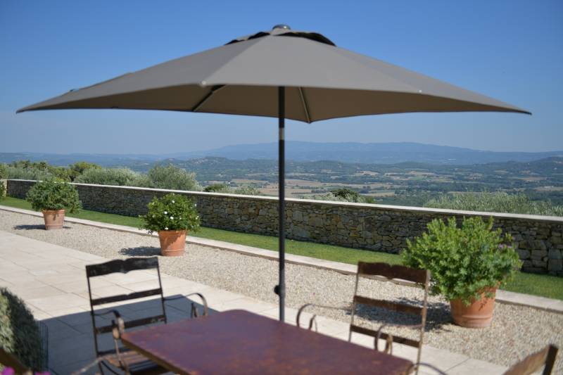 terrasse avec vue au soleil de provence