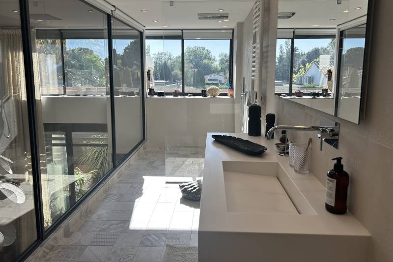 A Saint Rémy de Provence, dans le centre du village, superbe loft  atypique de 150 m² avec cour et piscine.