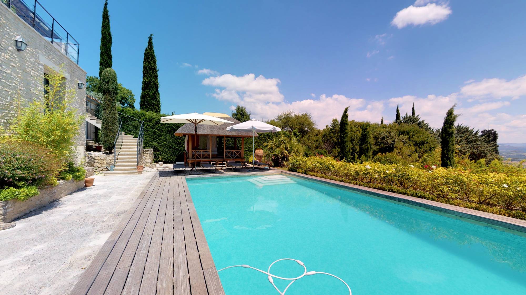 Piscine sur propriété de prestige à Gordes en Luberon avec vue panoramique