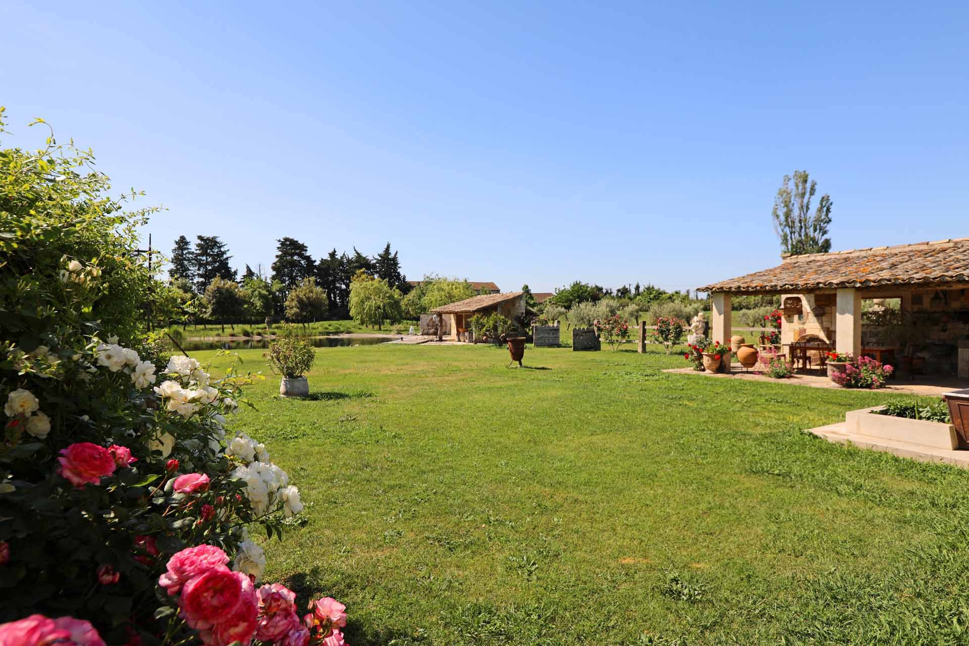 Luberon, Mas de 1830 entièrement rénové au cœur d’un parc paysager    