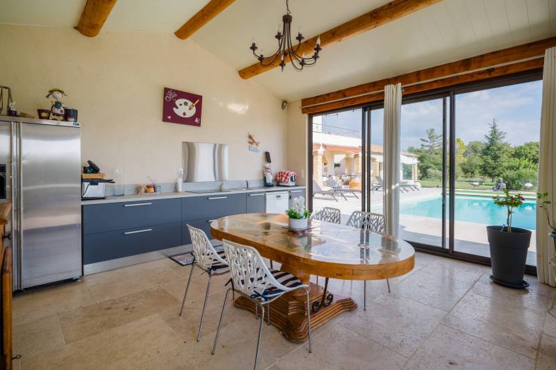 Villa contemporaine avec piscine, pool house sur grand terrain paysagé et vues sur le Luberon à proximité de Roussillon