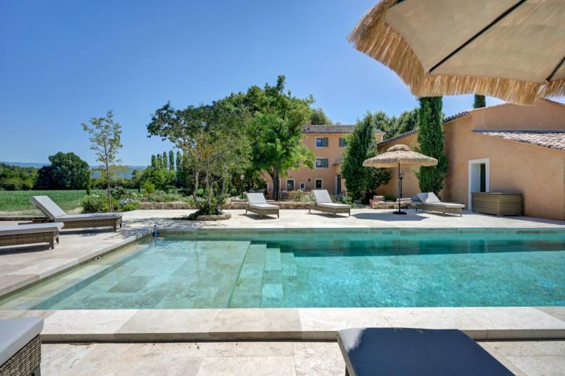 A la vente, bastide et corps de ferme rénovés avec dépendances, sur plus de 4,3 hectares, à proximité de Roussillon et de Bonnieux