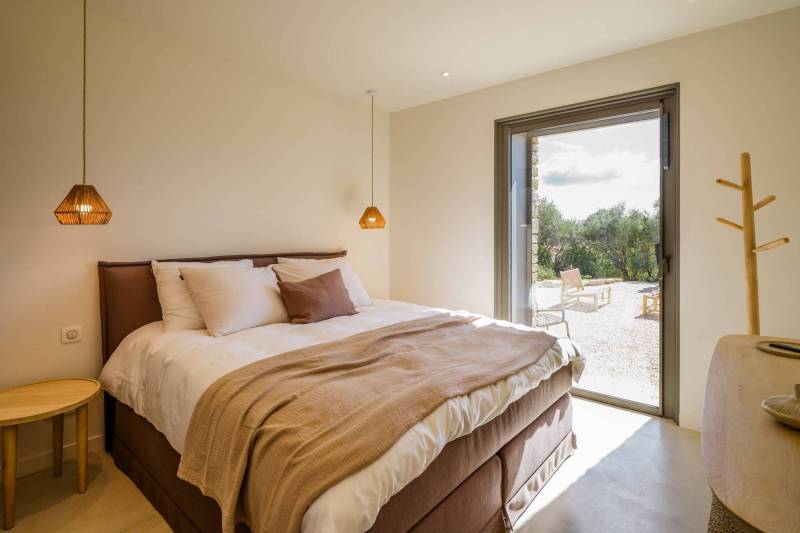 Spectaculaire villa contemporaine en pierres avec piscine, en position dominante face à la vallée à vendre proche de Saint-Saturnin-les-Apt.