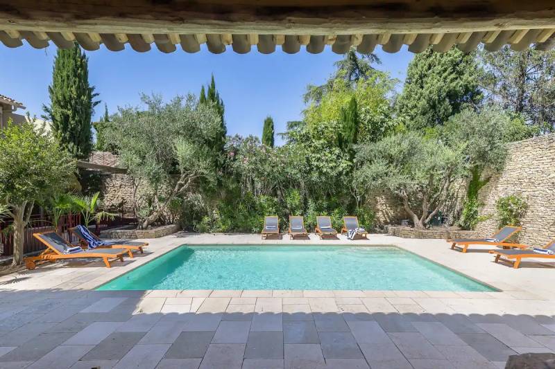 Au pied de Gordes, Mas rénové de 350 m² au pied de Gordes, alliant charme provençal et prestations haut de gamme.