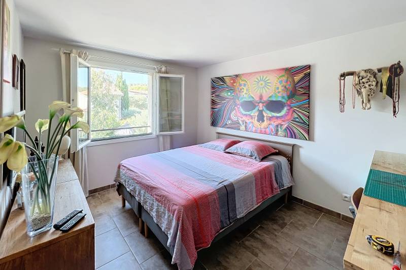 A Cavaillon, quartier St Jacques, à la vente, maison récente avec gîte indépendant dans jardin paysager avec piscine, au calme.