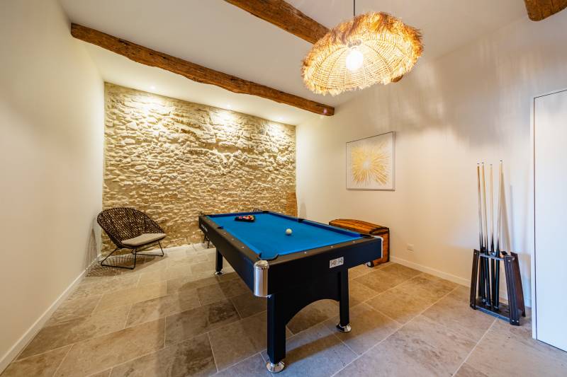 Propriété à fort potentiel au pied du village de Bonnieux sur 20 ha avec vues panoramiques sur les villages perchés.