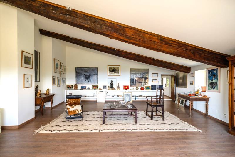 Dans le village de Cabrières-d'Avignon, maison de maître historique en pierre de taille avec piscine et jardin près du château.