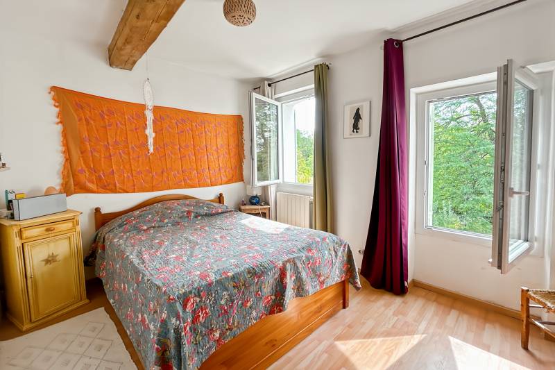 A L’Isle-sur-la-Sorgue, quartier Saint-Antoine, à vendre, maison ancienne rénovée sur 2500 m² avec gîte indépendant, piscine en copropriété et vues dégagées.