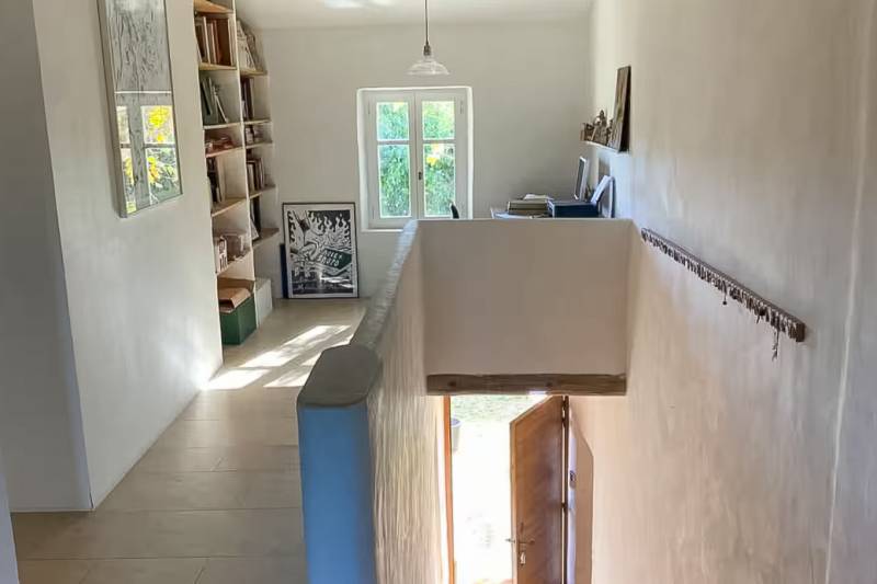 Entre Robion et Cavaillon, mas rénové au calme, comprenant 8 chambres dont une suite de 60 m² et deux gîtes indépendants, avec piscine et pool house.