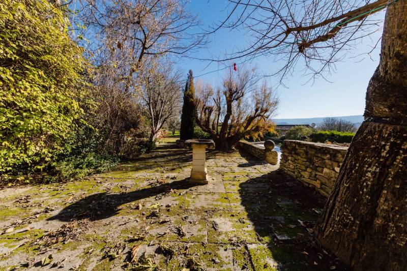 Exceptionnelle propriété avec appartement indépendant, piscine et dépendances sur terrain paysagé de 3500 m² avec vues dégagées.