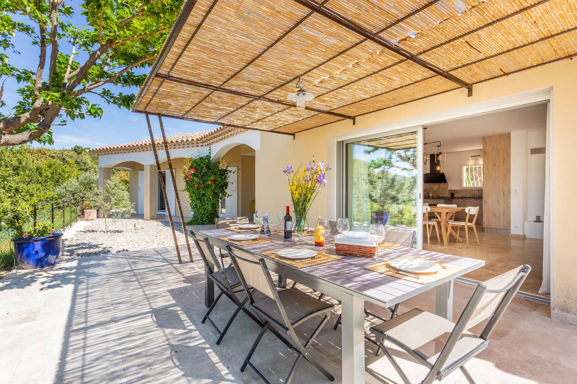 Lioux, maison récente avec piscine et vue sur le Luberon   