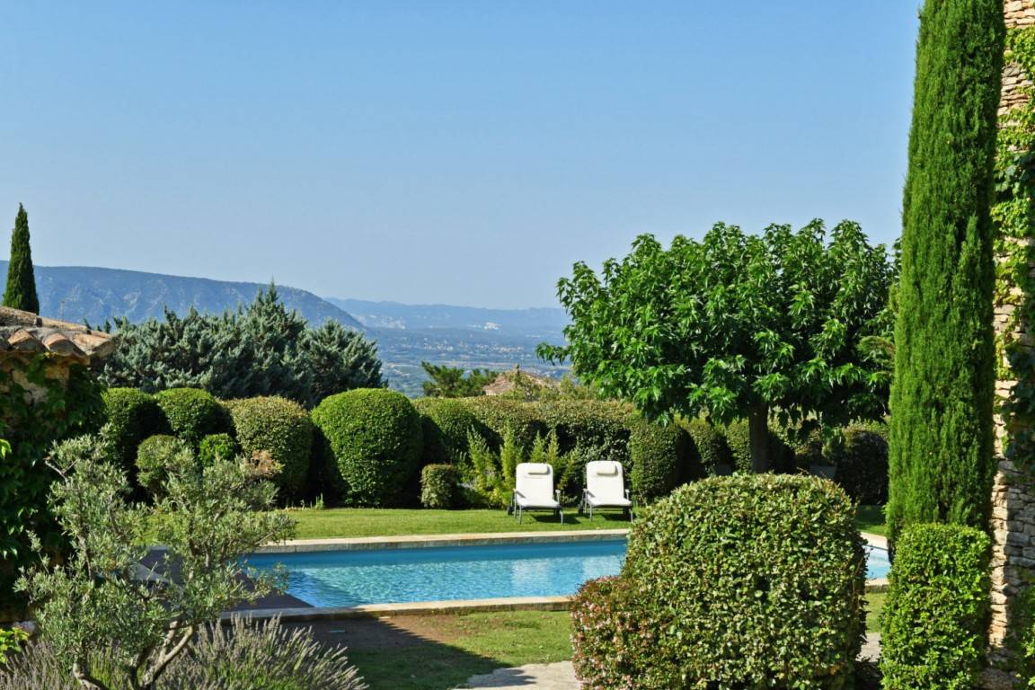 Gordes : Maison en pierres avec piscine en bordure de village   
