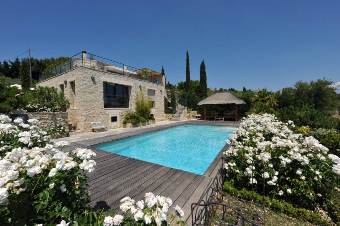 Façade en pierre avec piscine sur terrain à Gordes en Luberon