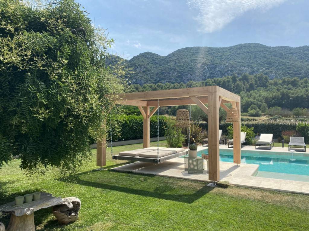 Piscine moderne sur propriété de prestige avec vue panoramique sur le Luberon en Provence