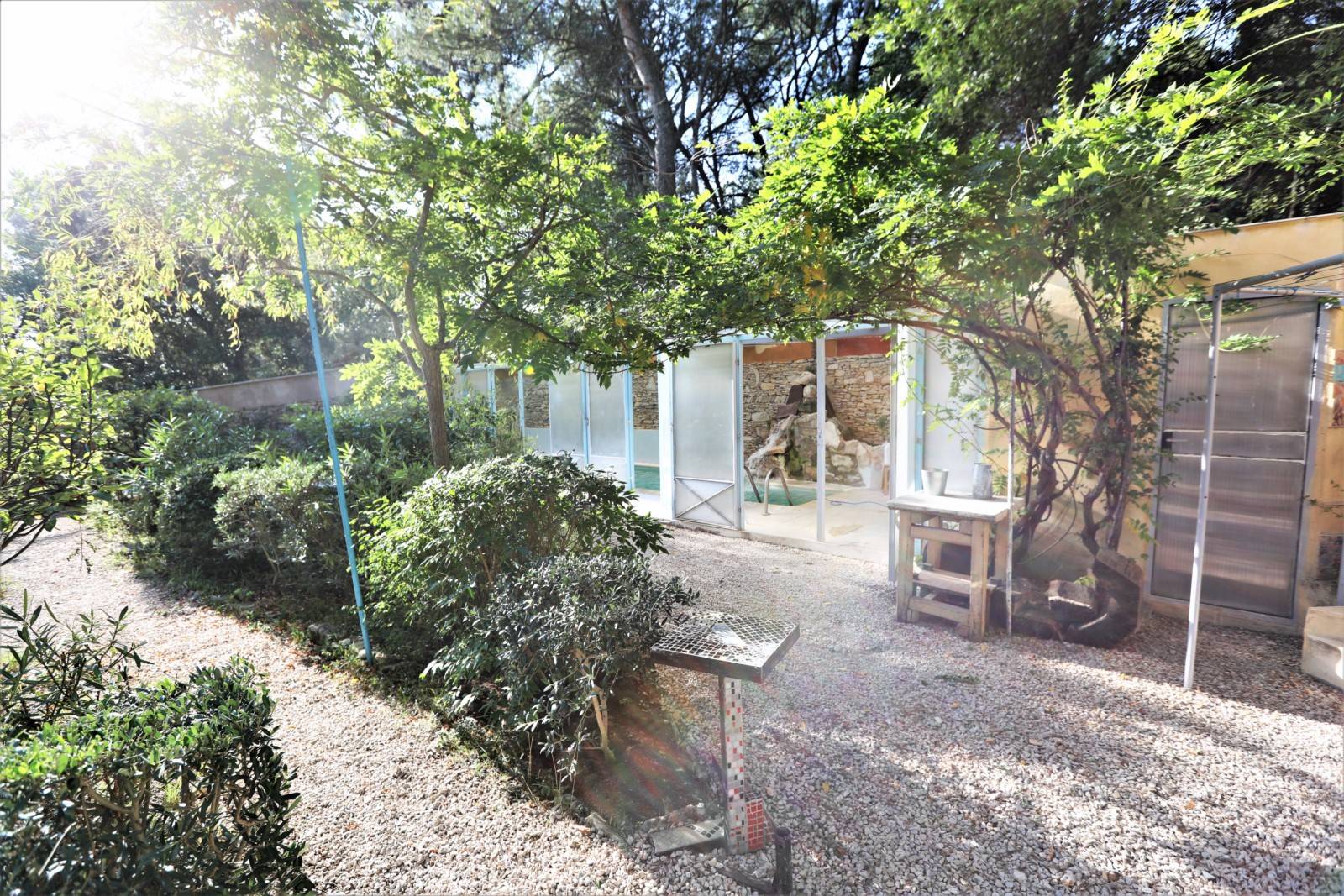 en Luberon, ensemble remarquable d'architecture unique offrant 9 habitations    