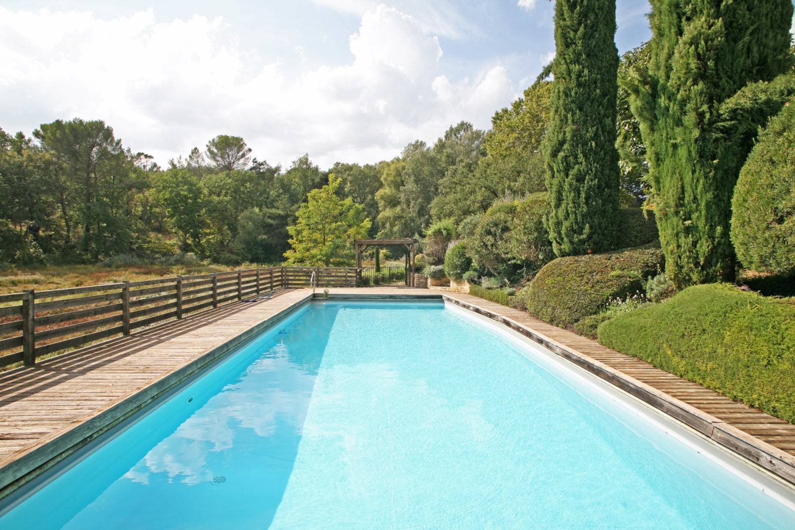 superbe bastide sur  près de 13 hectares à deux pas du village de Roussillon    