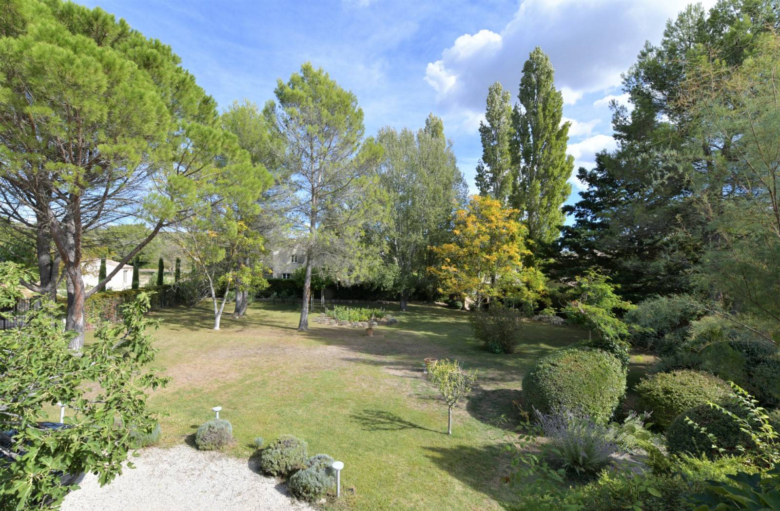 à Gordes, belle villa en pierres avec vues   