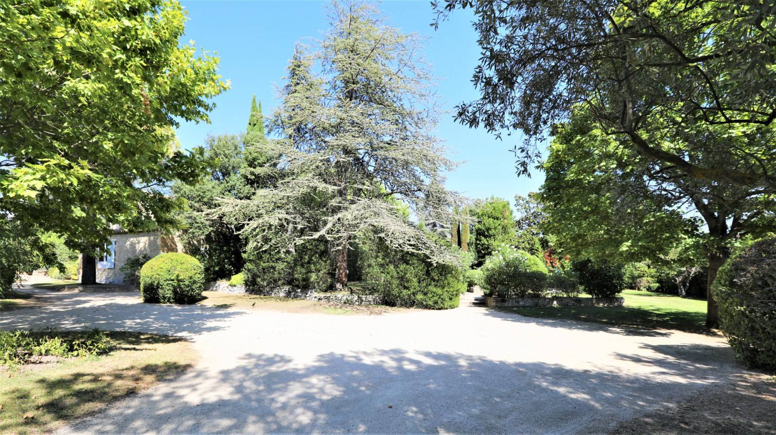 à Cabrières-d'Avignon, propriété comprenant 2 mas en pierres proche centre village    