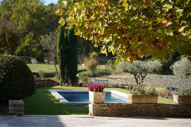 Proche d’Oppède, superbe bastide rénovée sur 1 hectare avec piscine, bénéficiant d'une magnifique vue sur le Luberon.
