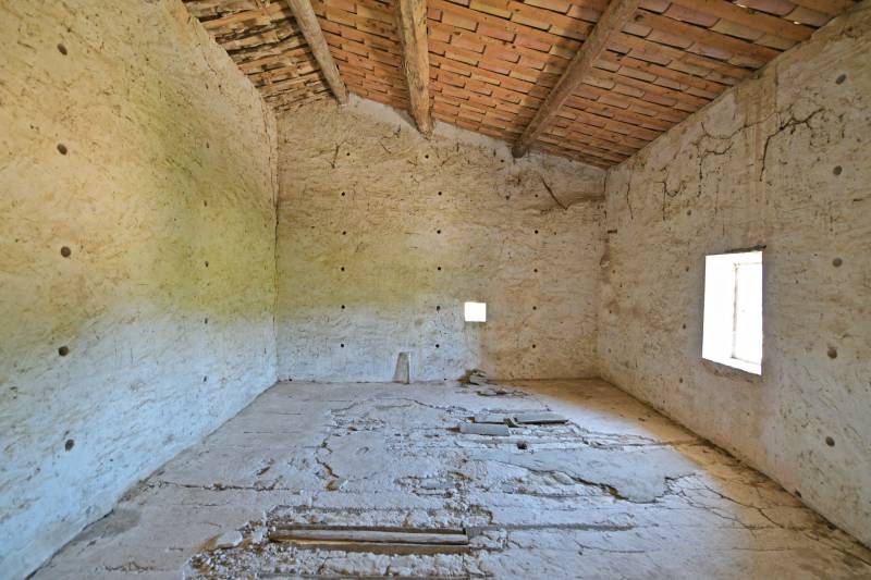 Authentique mas en pierre à rénover, entre Gordes, Cabrières-d’Avignon et Ménerbes, face au Luberon, sur plus de 2,3 ha avec vues exceptionnelles.