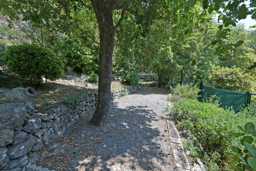 TOURRETTES SUR LOUP : PROPRIÉTÉ D'AGRÉMENT SURPLOMBANT LA MER MÉDITERRANÉE   