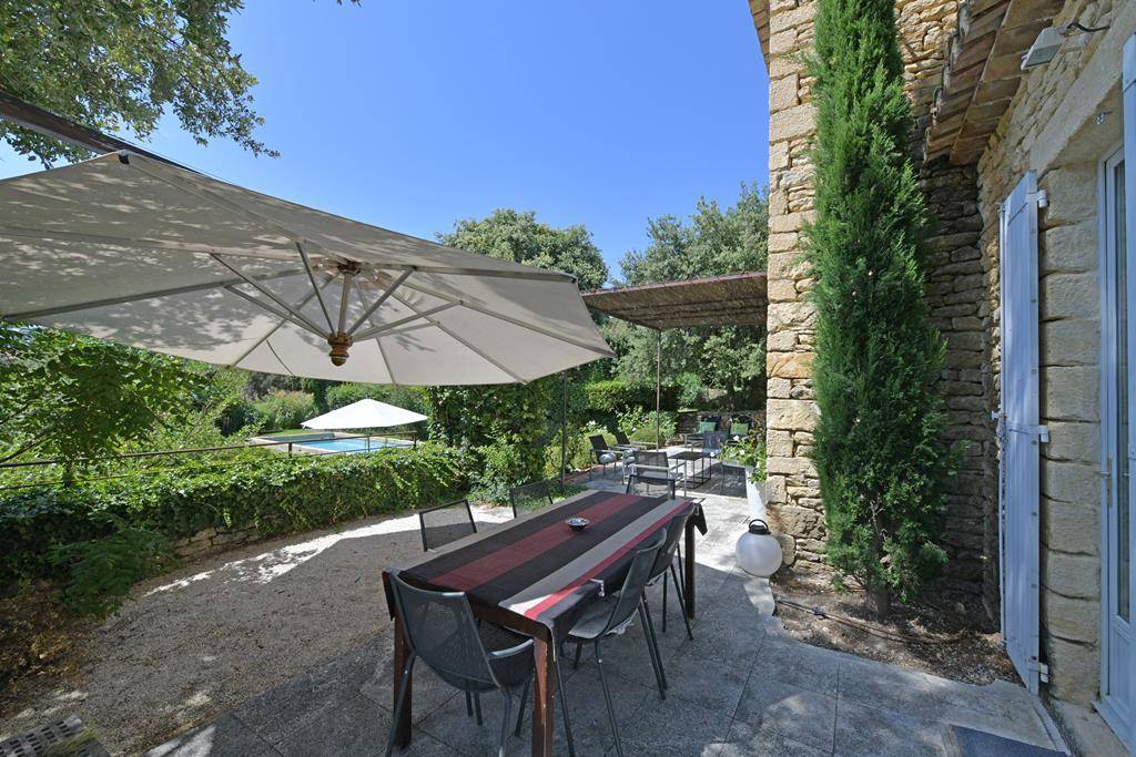 Gordes : élégante propriété au calme en bordure de village.