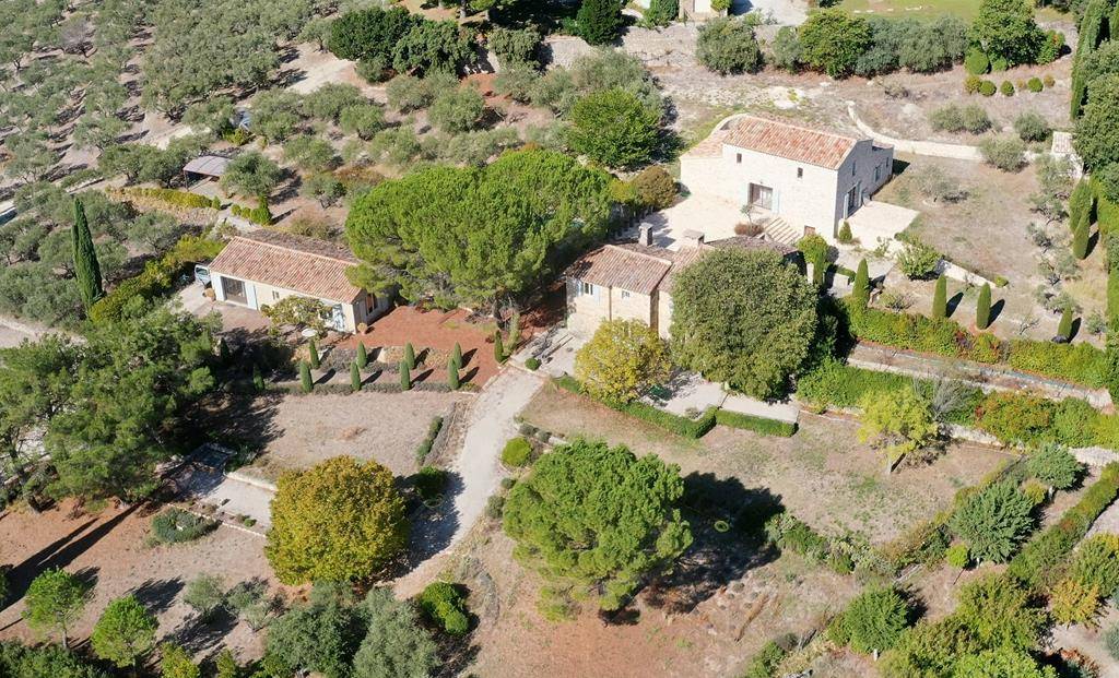 Gordes petit hameau privé avec vues panoramiques   