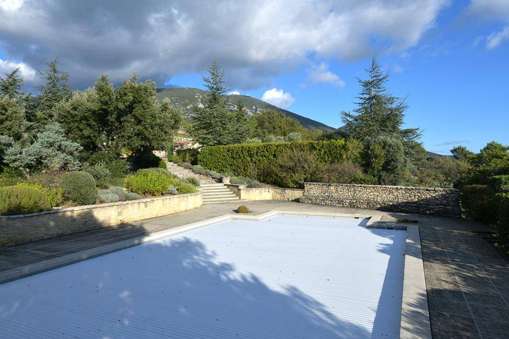 Vue panoramique propriété de prestige en Luberon
