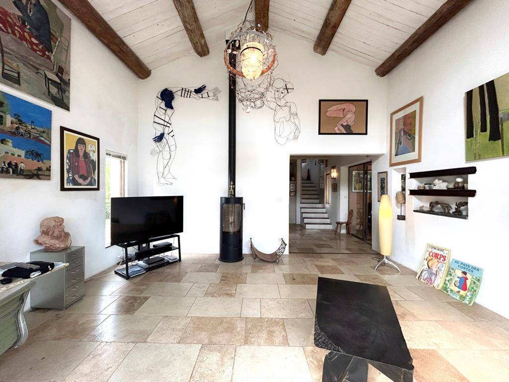 Maison de charme aux lignes contemporaines avec jardin luxuriant et bassin   