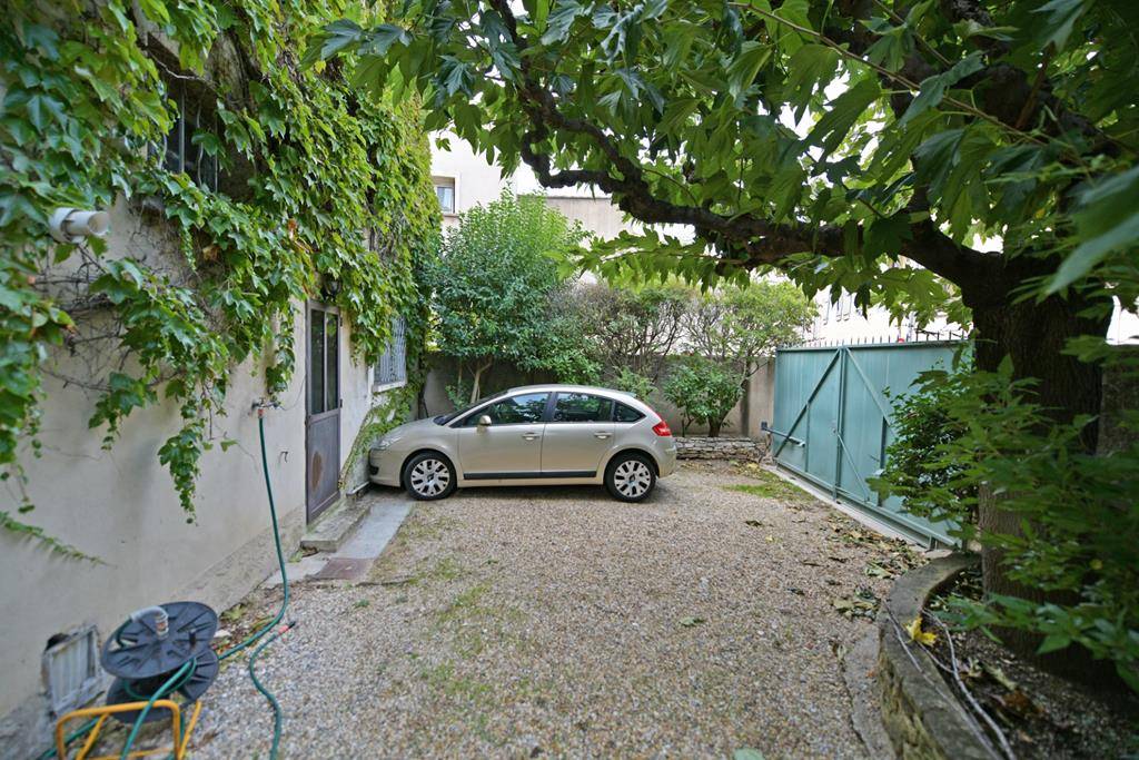 A la vente, élégant hôtel particulier Renaissance à rénover avec jardin, annexes et appartements indépendants au centre de l'Isle-sur-la-Sorgue.