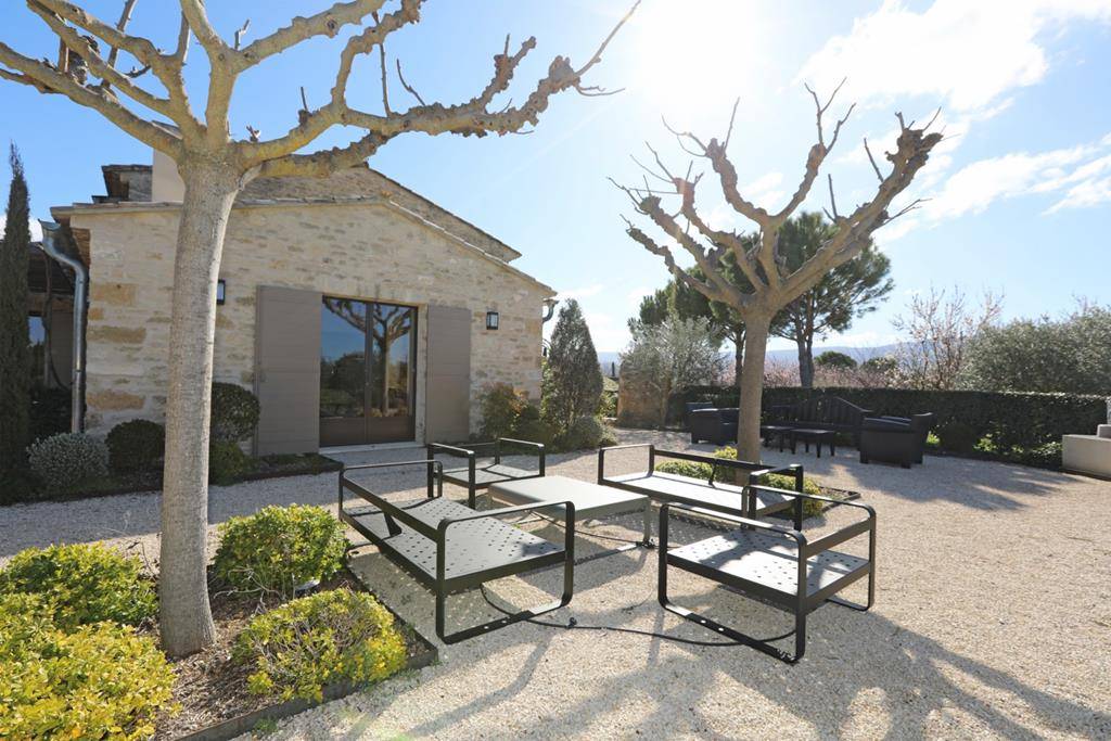 A vendre à Gordes, superbe Mas en pierres, entièrement rénové avec piscine et vues sur le Luberon.